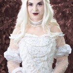 Atai Cosplay jako Biała Królowa z Alice in Wonderland
