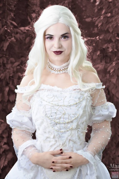 Atai Cosplay jako Biała Królowa z Alice in Wonderland